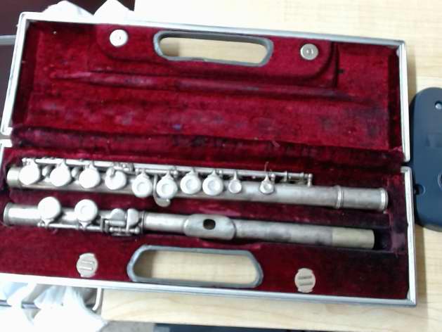 W.t Armstrong 104, #d1281; W.t Armstrong 104 (1965) Silver Plated Flute W/ Case