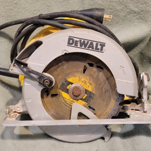 DWE575 DeWalt 15 Amp Corded 7-1/4 in. Lightweight Circular Saw